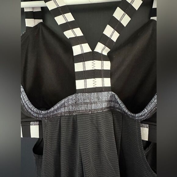 Lululemon Restless Run Tank Top Black White Stripe Built in Bra Sinch Waist Sz 6 - Picture 7 of 11